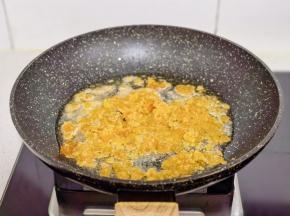 起油锅+捏碎的咸蛋黄+1勺料酒。