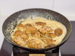 倒入煎好的鱼块，鱼块均匀裹上咸蛋黄就可以啦！