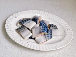 青花鱼洗净后擦干水分，再切小块。