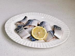 挤入柠檬汁，料酒