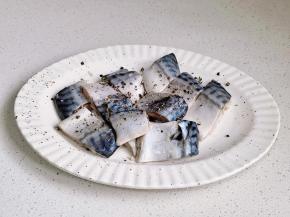 撒上黑胡椒，抓拌均匀腌制15分钟。