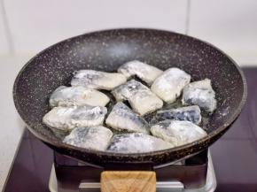 裹上淀粉摆入锅中。