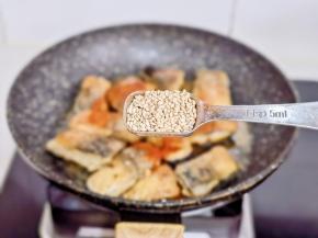 加入白芝麻翻炒1分钟即可。