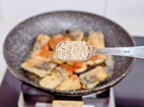 加入白芝麻翻炒1分钟即可。