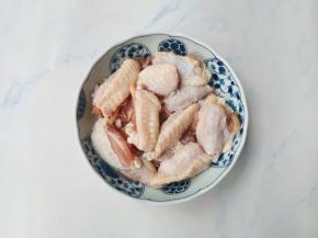 鸡翅洗净对半切开，