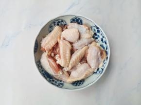 鸡翅洗净对半切开，