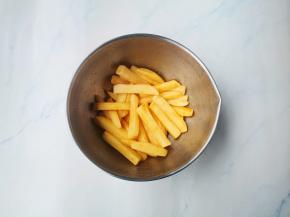 土豆切条加1勺油、1勺烧烤料拌匀腌制5分钟。