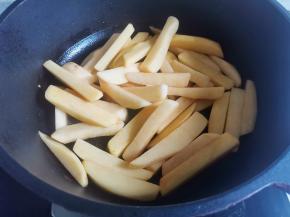 锅中热油，放入土豆煎至金黄捞出备用。