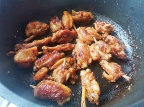 另起锅热油，放入鸡翅煎至两面金黄，