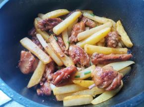 加入土豆，加入一勺盐，撒葱花即可。