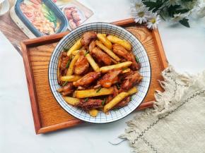 焦香入味的鸡翅煎土豆真的太好吃了！