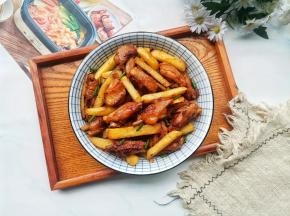 焦香入味的鸡翅煎土豆真的太好吃了！