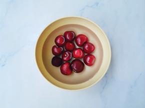 樱桃盐水洗净，