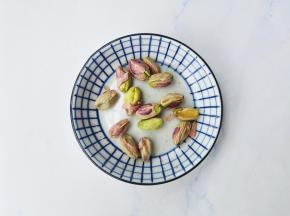 开心果剥壳。