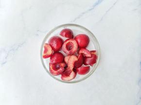 放入玻璃杯中，