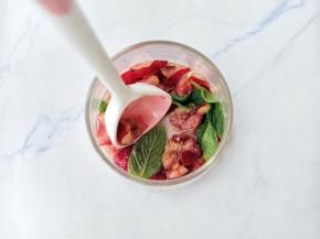 加入薄荷一起捣碎。