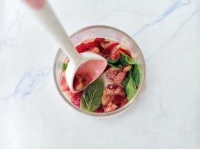 加入薄荷一起捣碎。