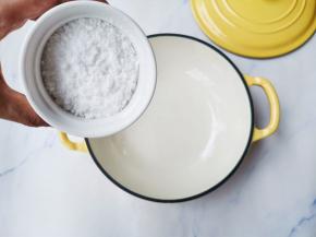 锅中放入凉粉，