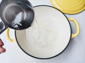 加入水边煮边搅拌，