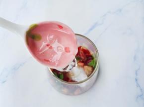 凉粉放入杯中，