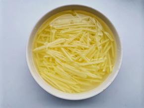 土豆去皮切丝泡水，