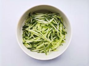 黄瓜擦丝。