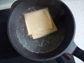 锅中烧开水，放入豆皮煮1分钟捞出备用。