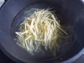 土豆煮2分钟捞出。