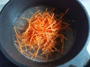再放入胡萝卜煮1分钟捞出。