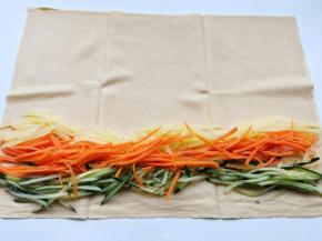 豆皮平铺，一头放入土豆胡萝卜黄瓜丝，