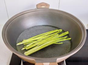 水烧开+盐，滴几滴橄榄油，放入芦笋焯水。