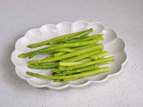 捞出过冷水再沥干水分，切小段。