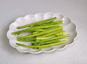 捞出过冷水再沥干水分，切小段。