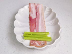 取一片培根，放上几段芦笋。
