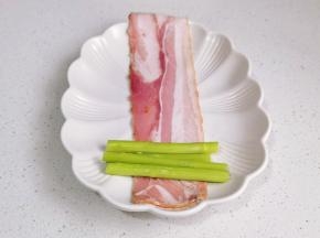 取一片培根，放上几段芦笋。