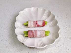 卷起来，收口朝下，依次卷好