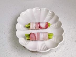 卷起来，收口朝下，依次卷好