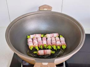 锅中喷油，摆入培根芦笋卷。