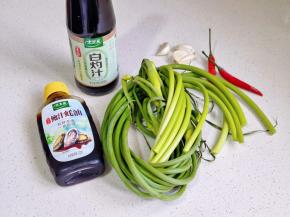 准备食材，蒜苔去头去尾洗净。