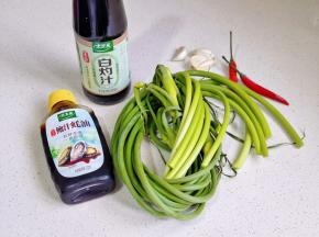 准备食材，蒜苔去头去尾洗净。