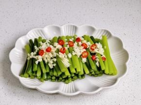 铺上蒜末，小米辣