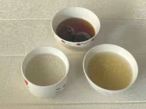 提前浸泡：香菇、糯米、小米分开洗净，香菇用水泡发，糯米、小米分别加没过食材的开水浸泡30分钟，由热到冷，让食材吸收水分加速成熟。