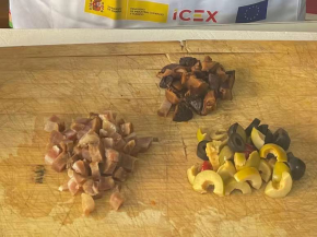 辅料处理：将西班牙混合橄榄切粒，腊肉、香菇，洗净处理好全部切丁备用。