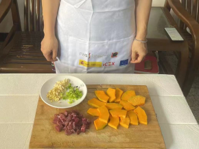 准备食材，南瓜洗净切稍厚的片，牛肉洗净沥干水分切小粒，姜蒜切末。