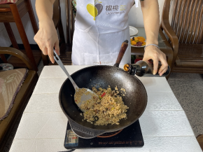 加入蚝油1勺、生抽1勺、少许白糖、白胡椒粉翻炒均匀。