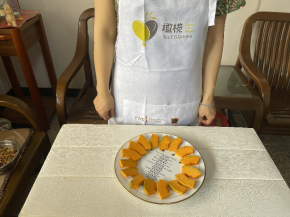 南瓜洗净切稍厚的片，铺在盘边围一圈。