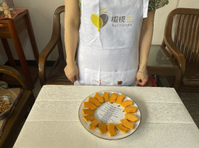 南瓜洗净切稍厚的片，铺在盘边围一圈。