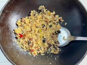 炒糯米饭：热锅加入植物油，下入腊肉丁煸炒释放出油脂，然后依次下入香菇丁、糯米、小米、西班牙混合橄榄，一起翻炒至晶莹剔透感。