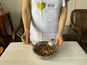 再加盐、糖、生粉、植物油拌匀，静置10分钟以上。再将腌好的牛肉和糯米饭混匀。