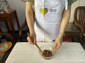 牛肉粒和姜蒜混和，加入少量蚝油、生抽、米酒。